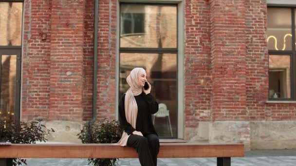 Muslim Business Woman Talking Mobile Phone Outdoors Professional Woman Black — Vídeos de Stock