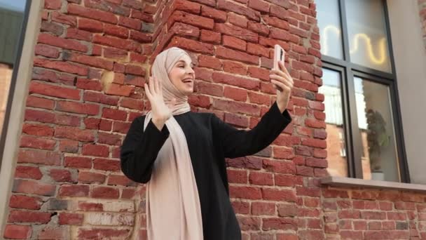 Attractive Smiling Muslim Woman Hijab Texting Smart Phone Standing Background — Vídeos de Stock