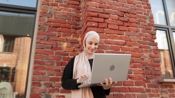 Pretty Smiling Muslim Business Woman Hijab Standing Office Centre Using — Stock Video