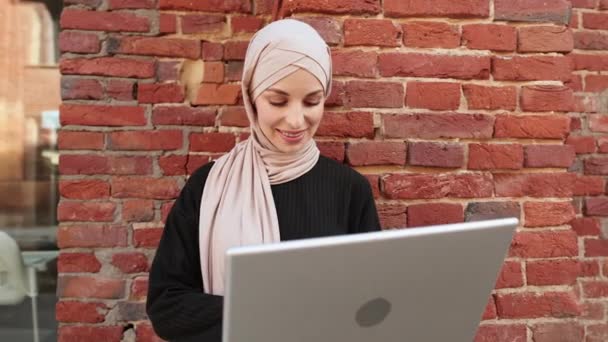 Fröhliche Junge Islamische Geschäftsfrau Arbeitet Laptop Während Sie Der Nähe — Stockvideo