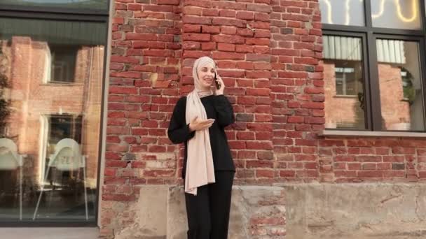 Porträt Einer Lächelnden Jungen Muslimischen Frau Die Der Pause Telefoniert — Stockvideo