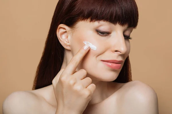 Beautiful Ginger Girl Applying Special Cream Her Face Healthy Skin — Fotografia de Stock