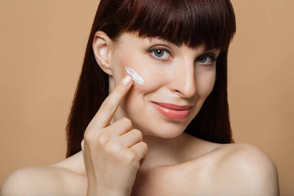 Beautiful Ginger Girl Applying Special Cream Her Face Healthy Skin — Fotografia de Stock