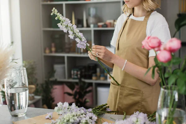 Обрізаний Вид Жінку Флориста Який Створює Гарний Букет Квітковому Магазині — стокове фото