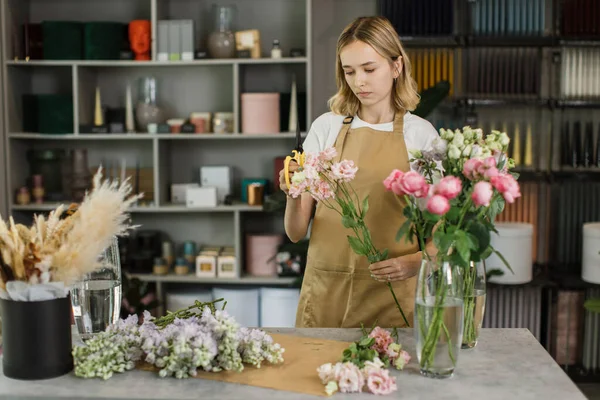 Жінка Флорист Власному Квітковому Магазині Піклується Про Квіти Люди Бізнес — стокове фото