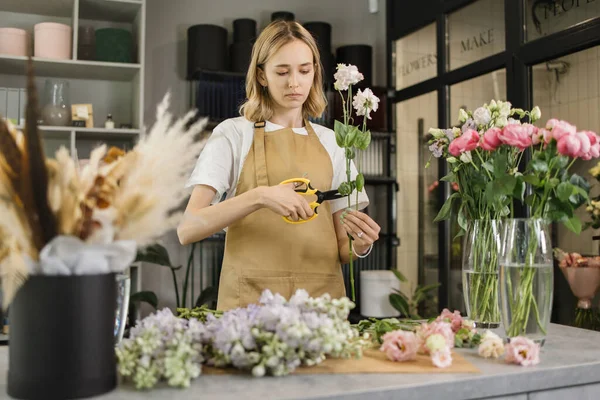 Fleuriste Fille Mignonne Recueille Bouquet Roses Dans Une Boutique Fleurs — Photo