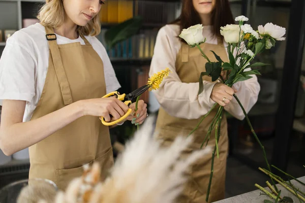Маленький Квітковий Бізнес Обрізаний Погляд Жінок Працюють Квітковому Магазині Дві — стокове фото