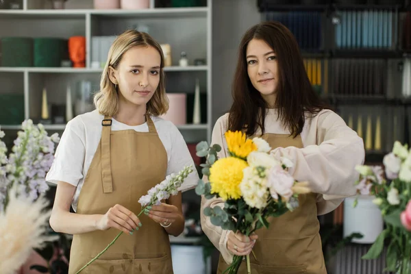 Happy Caucasian Female Florists Enjoying Collaborating Own Flower Shop Making — Stok Foto