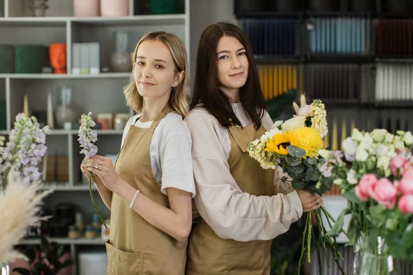 Дві Щасливі Жінки Садівника Квітковому Магазині Роблять Букети Свято Сімейний — стокове фото