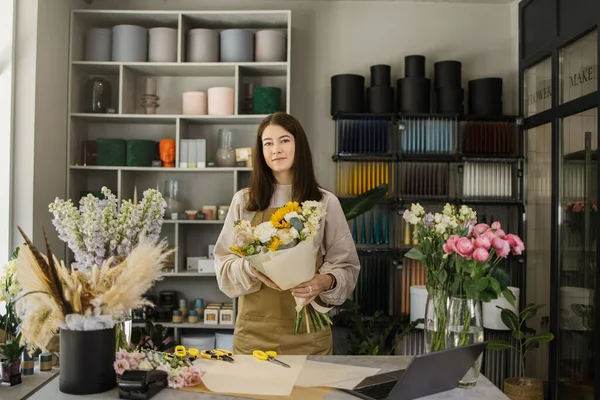 Smiling Florist Uniform Work Flower Shop Counter Different Varieties Flowers — стоковое фото