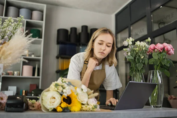 Portrait Caucasian Woman Entrepreneur Sitting Own Flower Shop Typing Laptop — Stock Photo, Image