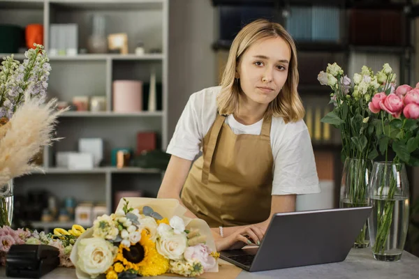 Woman Florist Discusses Order Talking Video Call Using Laptop Flower —  Fotos de Stock