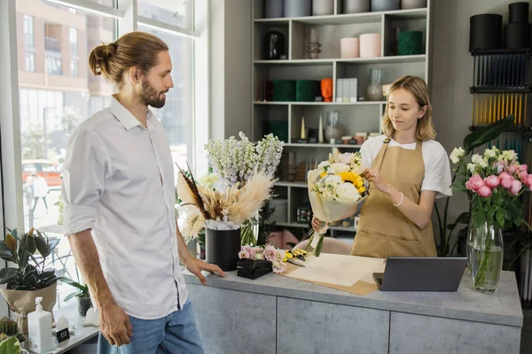 Woman Owner Flower Shop Advising Male Customer Purchase Flowers Smiling —  Fotos de Stock