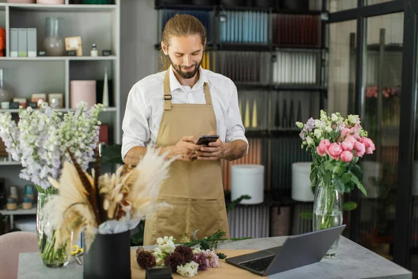 Small Business Young Bearded Male Florist Flower Shop Writing Message —  Fotos de Stock