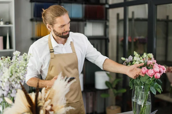 Чоловік Флорист Власному Квітковому Магазині Піклується Про Квіти Люди Бізнес — стокове фото