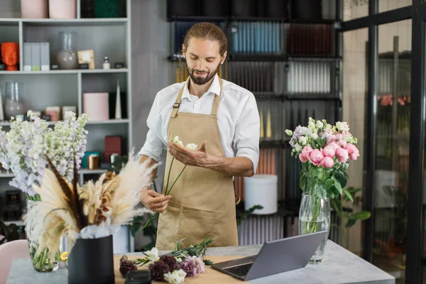 Portrait Young Attractive Bearded Male Florist Holding White Eustoma Flowers —  Fotos de Stock