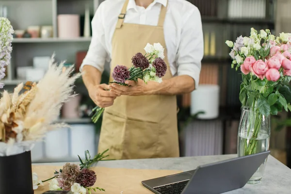 Close Cropped View Florist Man Collect Flowers While Making Beautiful — Stock Photo, Image