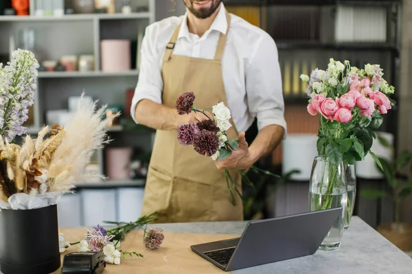 Attractive Bearded Male Gardener Flower Shop Make Bouquet Holiday Family — Photo