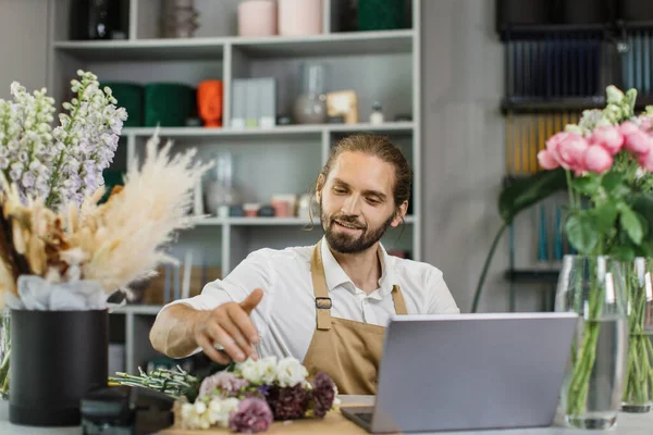 Portrait Attractive Man Florist Working Computer Workplace Concentrated Bearded Male — Photo