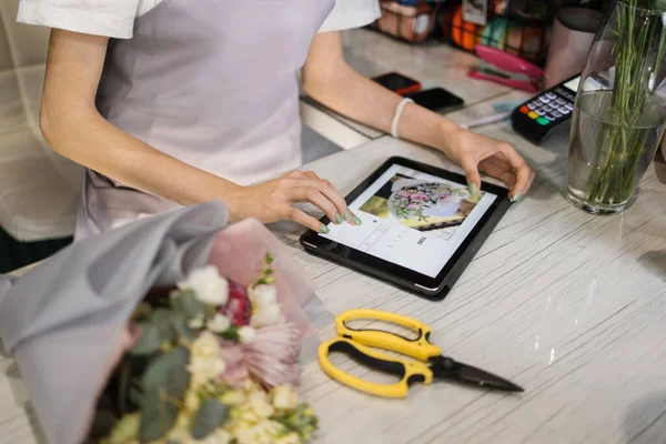 Close Hands Female Wearing Apron Working Flower Shop Pretty Young — ストック写真