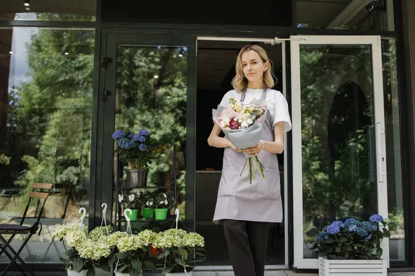 Приваблива Жінка Запрошує Свого Квіткового Магазину Прекрасний Усміхнений Молодий Флорист — стокове фото