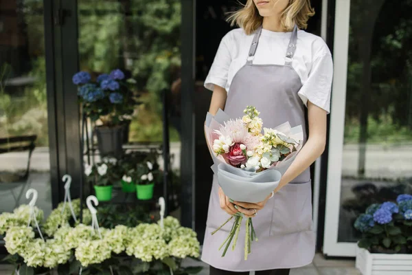 Cropped Hands Bouquet Flower Shop Door Photo Woman Standing Front ロイヤリティフリーのストック画像