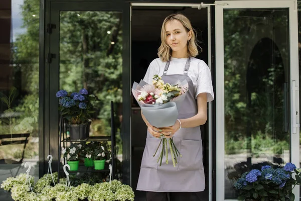 Attractive Woman Inviting Her Flower Shop Beautiful Smiling Young Florist Fotos De Bancos De Imagens