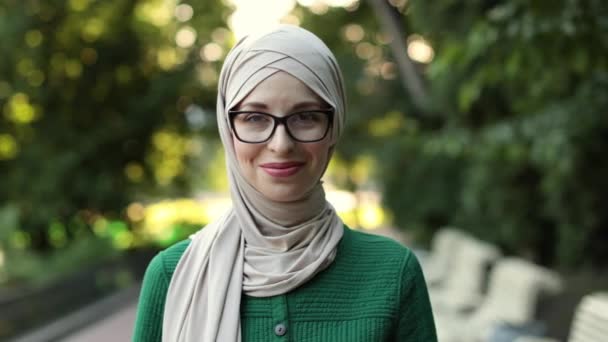 Νεαρή Μουσουλμάνα Που Φοράει Μαντήλι Κεφαλής Χιτζάμπ Στο Πάρκο Ενώ — Αρχείο Βίντεο