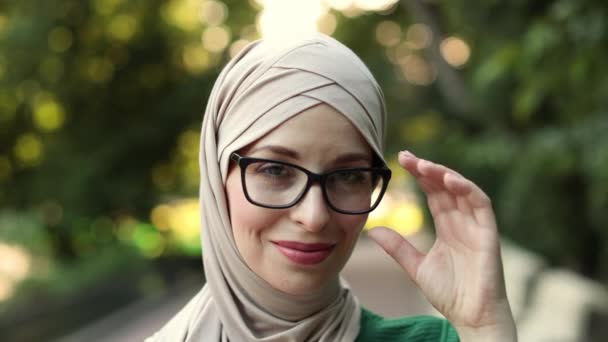 Pretty Smiling Muslim Woman Hijab Walks Green Summer City Park — Αρχείο Βίντεο