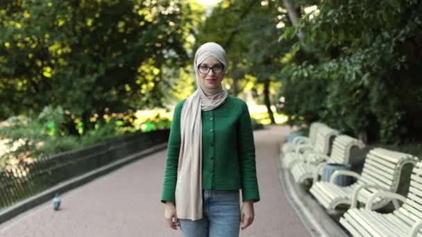 Vrolijke Jonge Islamitische Vrouw Met Hoofddoek Wandelen Stad Zomer Park — Stockvideo
