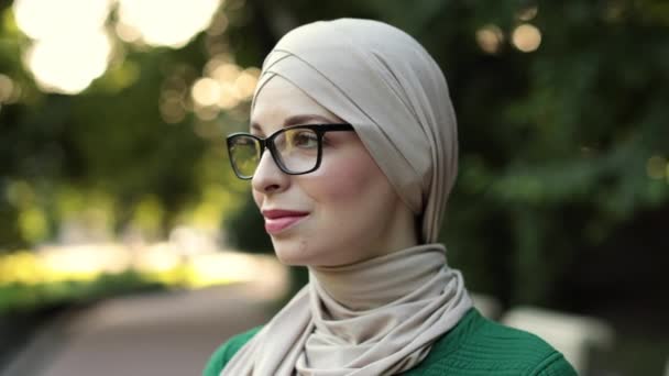 Aantrekkelijke Glimlachende Moslimvrouw Hijab Die Buiten Groene Achtergrond Van Het — Stockvideo