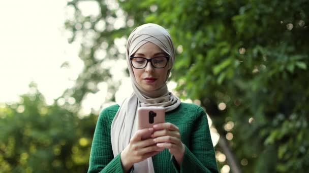 Attractive Smiling Muslim Woman Hijab Texting Smart Phone Standing Background — ストック動画
