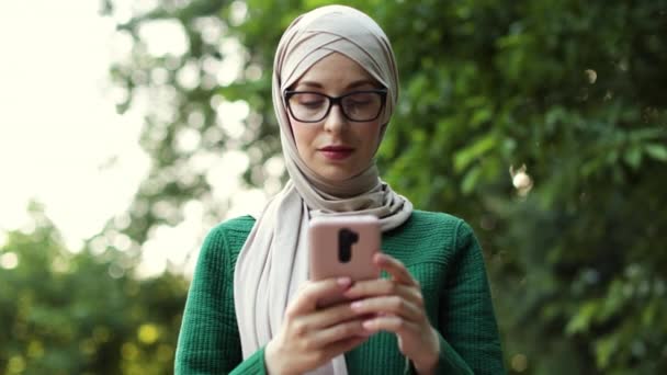 Portrait Beautiful Smiling Stylish Muslim Businesswoman Smart Phone Hijab Walking — Vídeos de Stock