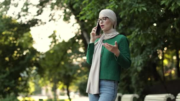 Modern Stylish Muslim Woman Hijab Casual Clothes Walking City Park — Stockvideo