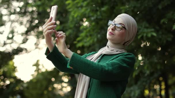 Young Muslim Arab Woman Hijab Takes Selfie Herself City Background — Video Stock