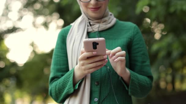 Cropped View Beautiful Muslim Female Casual Clothes Watching Online Story — 비디오