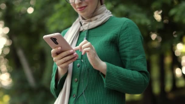 Cropped View Beautiful Muslim Female Casual Clothes Watching Online Story — 비디오