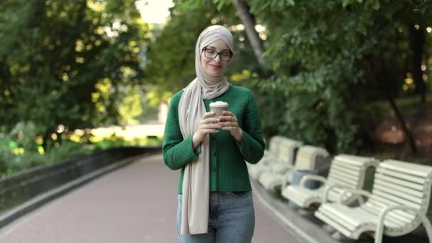 Pretty Smiling Muslim Woman Hijab Walks Green Summer City Park — Αρχείο Βίντεο