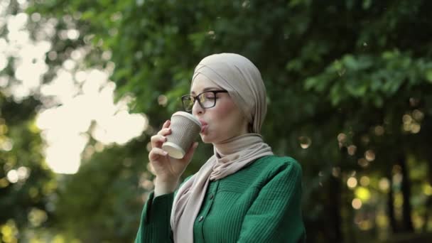 Young Muslim Woman Wearing Hijab Head Scarf Coffee City Park — Vídeo de stock