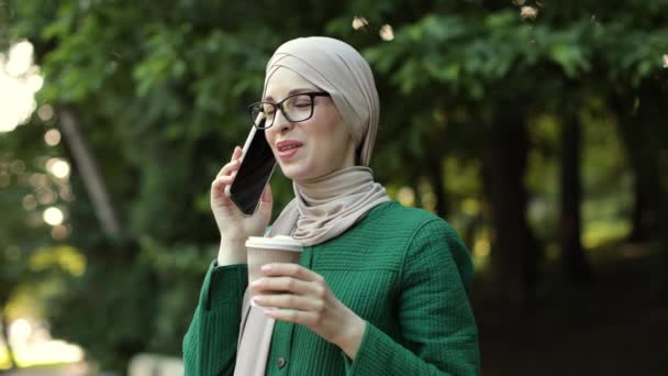 Attractive Smiling Muslim Woman Hijab Texting Smart Phone Standing Hot — Αρχείο Βίντεο