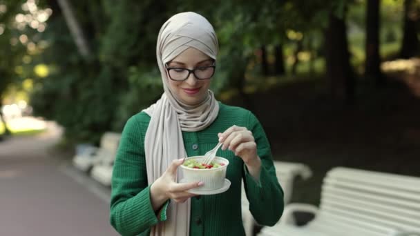 Portrait Smiling Muslim Business Woman Eating Healthy Salad While Having — Vídeo de Stock