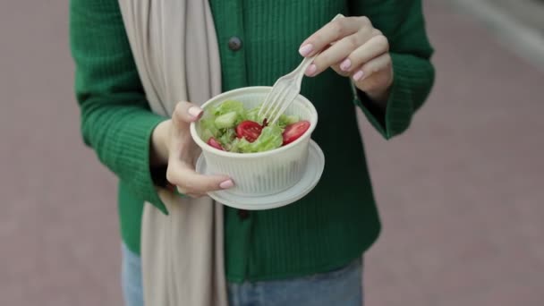 Close View Hand Woman Having Vegetables Salad Lunch Healthy Eating — Wideo stockowe