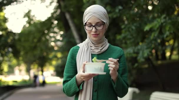Cheerful Muslim Woman Eating Healthy Lunch Outdoor Female Casual Clothes — Stok video