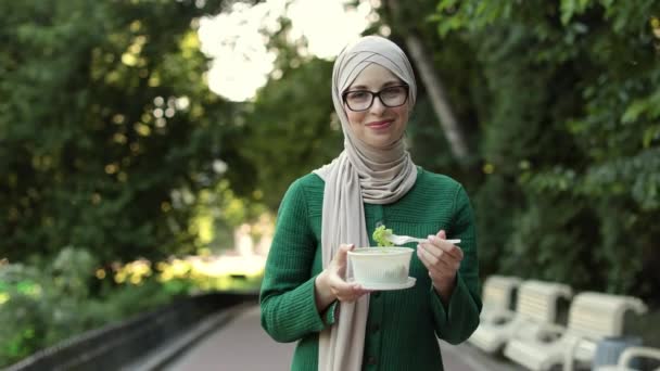 Happy Positive Muslim Business Woman Eating Healthy Salad Break Standing — Αρχείο Βίντεο