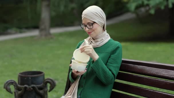 Happy Muslim Smiling Woman Freelancer Manager Business Lady Eating Fresh — Αρχείο Βίντεο