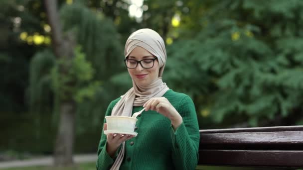 Young Attractive Muslim Woman Eating Salad Sitting Bench Park Beautiful — Αρχείο Βίντεο