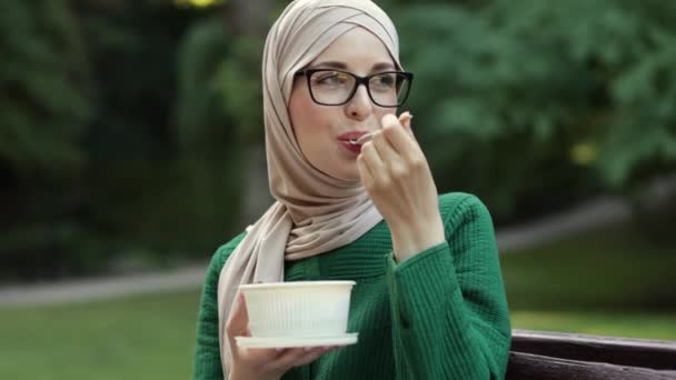 Close Cropped View Muslim Woman Holding Vegetable Salad Plastic Bowl — Αρχείο Βίντεο