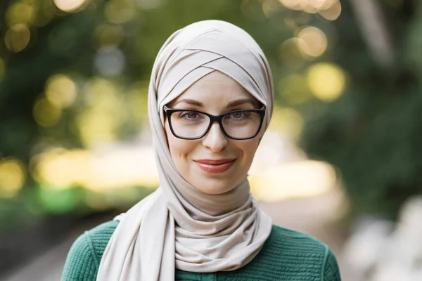 Portrait Young Muslim Woman Wearing Hijab Head Scarf City Park — Stock Fotó