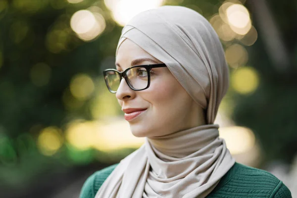 Attractive Smiling Muslim Woman Hijab Looking Standing Green Background City — Foto de Stock