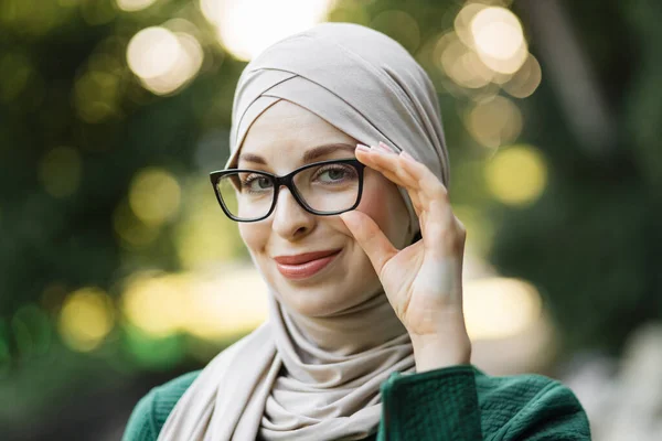 Pretty Smiling Muslim Woman Hijab Walks Green Summer City Park — Foto de Stock